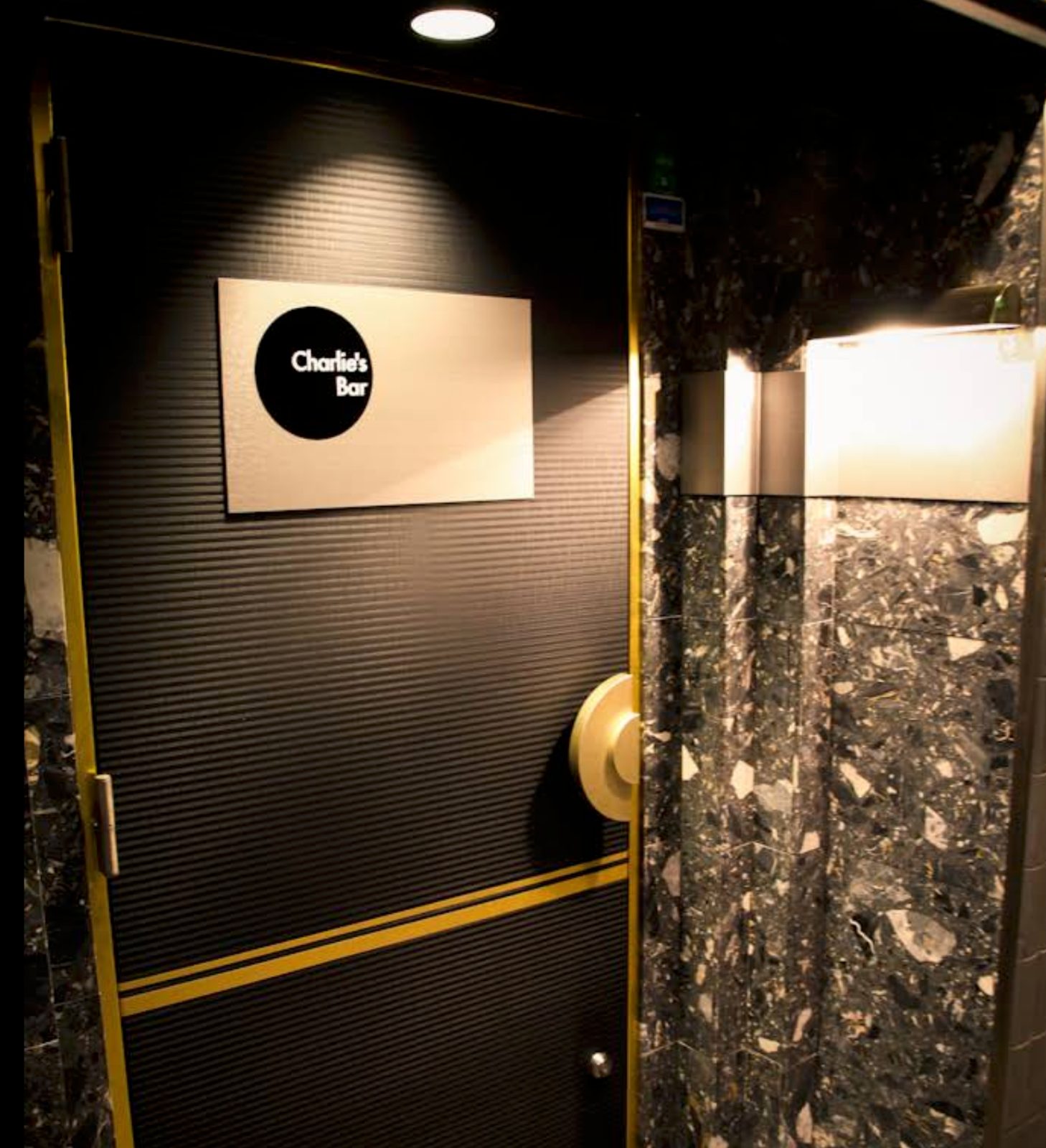 麻布十番 Charlie's Bar 店内写真2